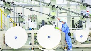 موظف يعمل على خط إنتاج في أحد المصانع في فوجينوميا بمحافظة شيزوكا