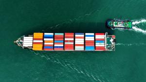 سفينة حاويات تبحر من ميناء شانغدو الصيني