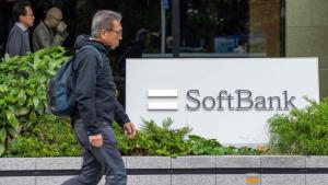 أحد المارة أمام مقر سوفت بنك في طوكيو