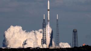 صاروخ بلو أوريجين أثناء الإقلاع (رويترز)