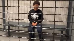 الطفل داخل الزنزانة