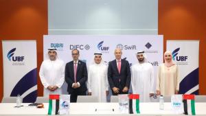 عبد العزيز الغرير يتوسط جمال صالح وخافيير تاسو