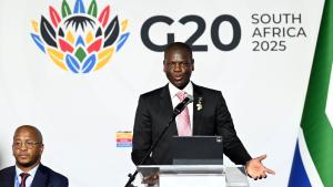 وزير العلاقات الدولية في جنوب أفريقيا رونالد لامولا يتحدث خلال إحاطة إعلامية في قمة العشرين (بلومبيرغ)