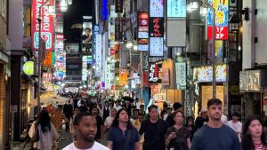 يابانيون في أحد شوارع شينجوكو في طوكيو