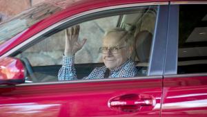 وارين بافيت يقود سيارته