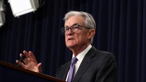 جيروم باول يتحدث إلى وسائل الإعلام