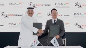 عبد الناصر بن كلبان ولانغ جوانغهو خلال توقيع الاتفاقية