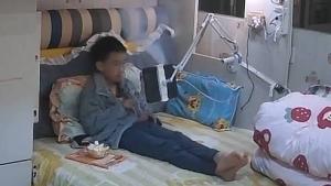 لحظة انفجار البطارية وانبعاث الدخان