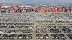 سيارات وحاويات في ميناء شنغهاي