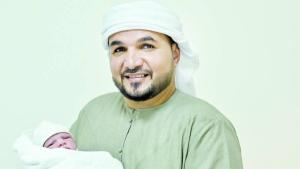 حمدان وفرحة كبيرة من الوالد