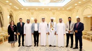 عبد الله العويس ومحمد القصير ومحمد البريكي مع المشاركين في الأمسية