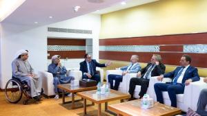 وفد منظمة «فوتبول از مور»خلال زيارته لمجلس دبي الرياضي بحضور سعيد حارب والعصيمي