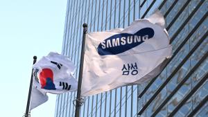 علم كوريا إلى جانب علم سامسونغ أمام مقر الشركة في سيول