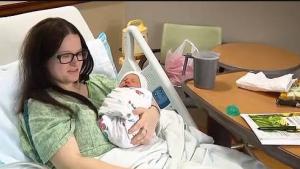 أميثيست بلومبرج ومولودها بعد نقلهما إلى المستشفى