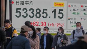 مارة أمام شاشة للأسهم اليابانية في طوكيو