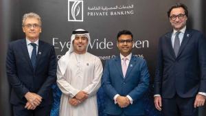 موريس غرافيير ومسؤولون في البنك خلال الإعلان عن التقرير