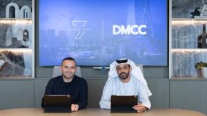 أحمد بن سليّم وربيع فخر الدين خلال توقيع الاتفاقية