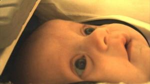 رضيع يشاهد صوراً أثناء التجربة