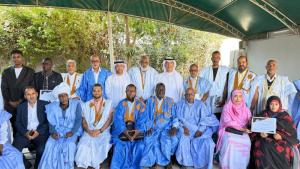 عبدالله العويس وذ محمد القصير مع مجموعة من المشاركين في المهرجان