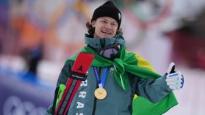 لوكاس بينيرو يحتفل بعلم البرازيل