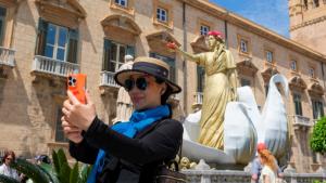 سائحة تلتقط سيلفي أمام كاتدرائية باليرمو في إيطاليا (رويترز/صورة أرشيفية)