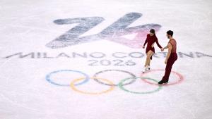 الفرنسيان غيوم سيزيرون ولورانس فورنييه بودري على الحلقات الأولمبية في ختام عرض التزلج الفني في ميلانو (أ.ف.ب)