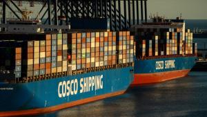سفينتا شحن لشركة كوسكو في ميناء لونغ بيتش في كاليفرونيا