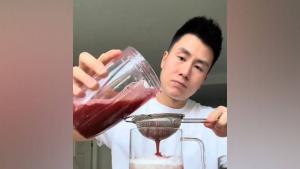 أحد الأشخاص يستخدم الماء المعزز