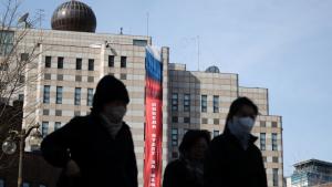 لافتة كُتب عليها "النصر لنا" معلقة على واجهة السفارة الروسية في سيول (رويترز)