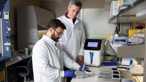 طبيبان خلال التجارب