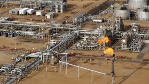 لهب الغاز الطبيعي في محطة لمعالجة النفط الخام الثقيل تديرها شركة النفط الحكومية الفنزويلية في أورينوكو (رويترز)