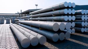 ألمنيوم معد للتصدير في ميناء جبل علي