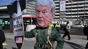 متظاهر يرتدي قناع ترامب خلال مسيرة تنديدا بالحرب  أمام السفارة الأمريكية في سيول (أ.ف.ب)