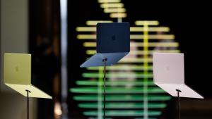 أجهزة ماك بوك برو خلال فعالية لشركة آبل في نيويورك (بلومبيرغ)