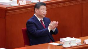 الزعيم الصيني شي جين بينغ يصفق خلال الجلسة الافتتاحية للمجلس الوطني لنواب الشعب في بكين (رويترز)
