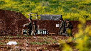 جنود الجيش الإسرائيلي في موقع بالجليل الأعلى قرب الحدود اللبنانية (أ.ف.ب)