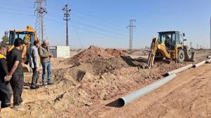 جانب من عملية نقل مسار أنبوب المياه (الخليج)