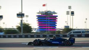 سيارة سائق فريق ويليامز لوجان سارجنت خلال اختبارات سباق البحرين 2024 (أ.ف.ب)