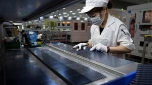 موظف يعمل على خط إنتاج الألواح الشمسية في مصنع بمدينة خفي في مقاطعة آنهوي الصينية (أرشيفية)