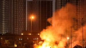 ألسنة اللهب تتصاعد في حرم مقر السفارة الأمريكية في بغداد بعد هجوم صاروخي بمسيرة (أ ف ب )