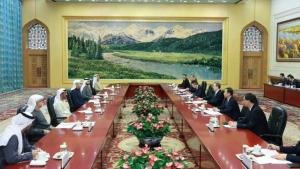 المبارك والوفد المرافق خلال لقاء دينغ شيويه شيانغ