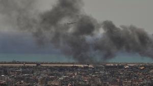 طائرة تقلع من مطار بيروت على وقع غارات على الضاحية الجنوبية