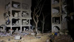 جنود إسرائيليون يعملون في موقع الأضرار التي لحقت بالمباني السكنية في عراد، في 22 مارس/آذار 2026. (رويترز)