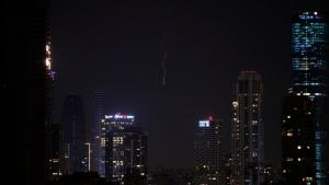 صواريخ من إيران تخترق أجواء وسط إسرائيل فجر الاثنين 23 مارس 2026. (أ.ب)