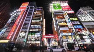 منظر ليلي لمنطقة كابوكيتشو في حي شينجوكو بوسط طوكيو