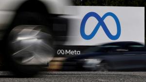 شعار ميتا أمام مقر الشركة في سان فرانسيسكو