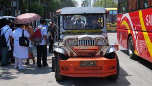 ركاب قرب سيارة جيبني التقليدية الشهيرة في مانيلا، الفلبين. (أ.ب)