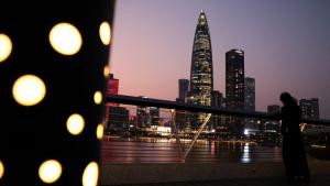 منطقة تجارية مركزية عند الغسق، في شنتشن، مقاطعة غوانغدونغ، الصين (رويترز/صورة أرشيفية)