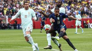 مبابي يتألق في فوز 10 لاعبين من فرنسا على البرازيل