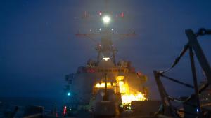 صورة وزعها الجيش الأمريكي لبارجة من مجموعة حاملة الطائرات أبراهام لينكولن